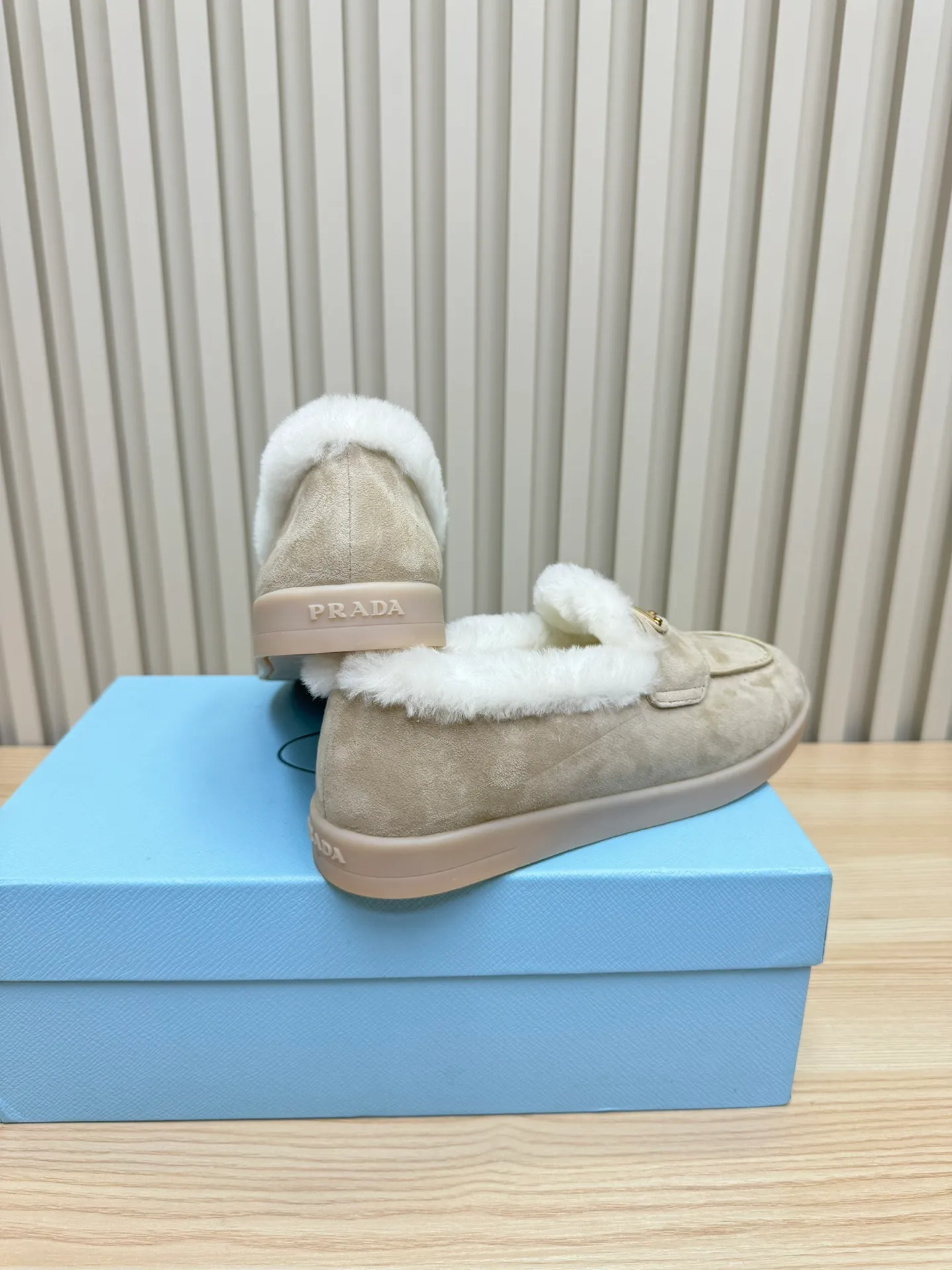 p580 Prada couple loafers｜Winter warmth and good looks at the same time online❄️👫 This is the C position of the shoe cabinet this autumn and winter! Prada's new couple's loafers are high-end yet still stylish~ ✨Imported frosted cowhide fabric, exquisite texture and high-end at first glance 🐑Australian imported sheepskin fur integrated lining, maximum warmth retention! It is also super warm to wear in winter in the north. 🔺The classic triangle logo embellishes the upper, which is simple and elegant, with perfect recognition. 💯Original TPU absorbent film outsole, non-slip, wear-resistant and durable. A must-have item for couples to go out on the street! The upper foot instantly enhances the overall outfit level, whether it is paired with a coat or a down jacket, it looks great ~ #Prada Loafers #coupleshoesrecommend #wintermusthaveshoes #luxurywear Outfit Fabric: Imported two-layer frosted cowhide Lining: Sheepskin imported from Australia One piece Outsole: Original Tpu absorbent film outsole Female size: 35~41 (customized in 41) Male size: 39~45 (customized in 45)